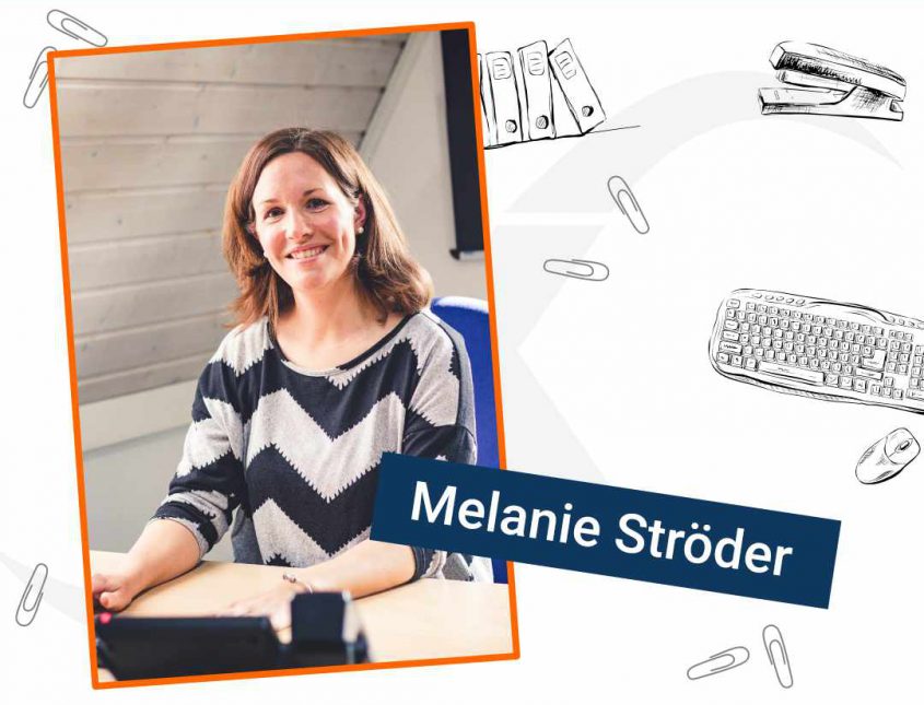 Porträt von Melanie Ströder, die in einem modernen Büro sitzt und freundlich lächelt. Sie trägt ein gestreiftes Oberteil und hat braune Haare. Auf dem Tisch befinden sich Büromaterialien wie ein Telefon und eine Tastatur. Die Umgebung zeigt eine kreative Arbeitsatmosphäre.