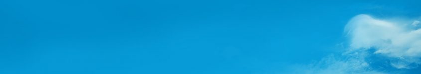 Heller blauer Himmel mit wenigen weißen Wolken, ideal für Wetter- und Naturthemen.