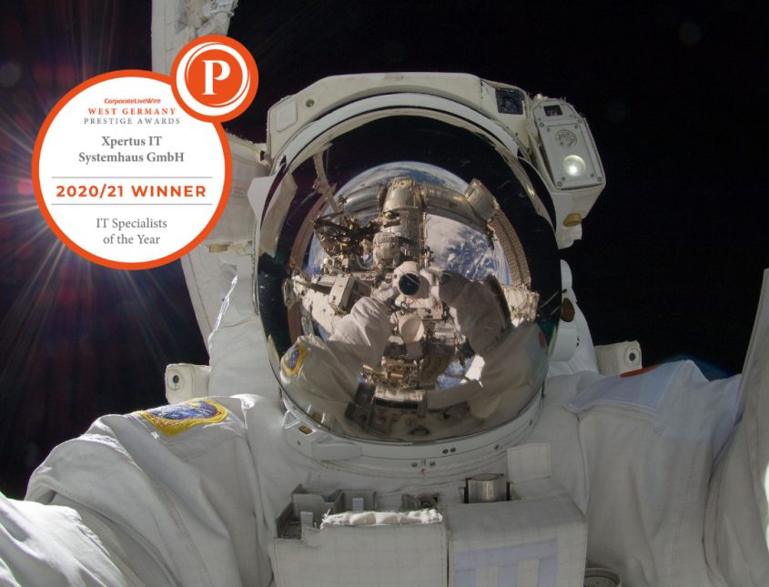 Astronaut im Weltraum mit reflektierenden Visier, das die Erde zeigt, gekennzeichnet mit dem Preis "IT Specialists of the Year 2020/21" von Xpertus IT Systemhaus GmbH.