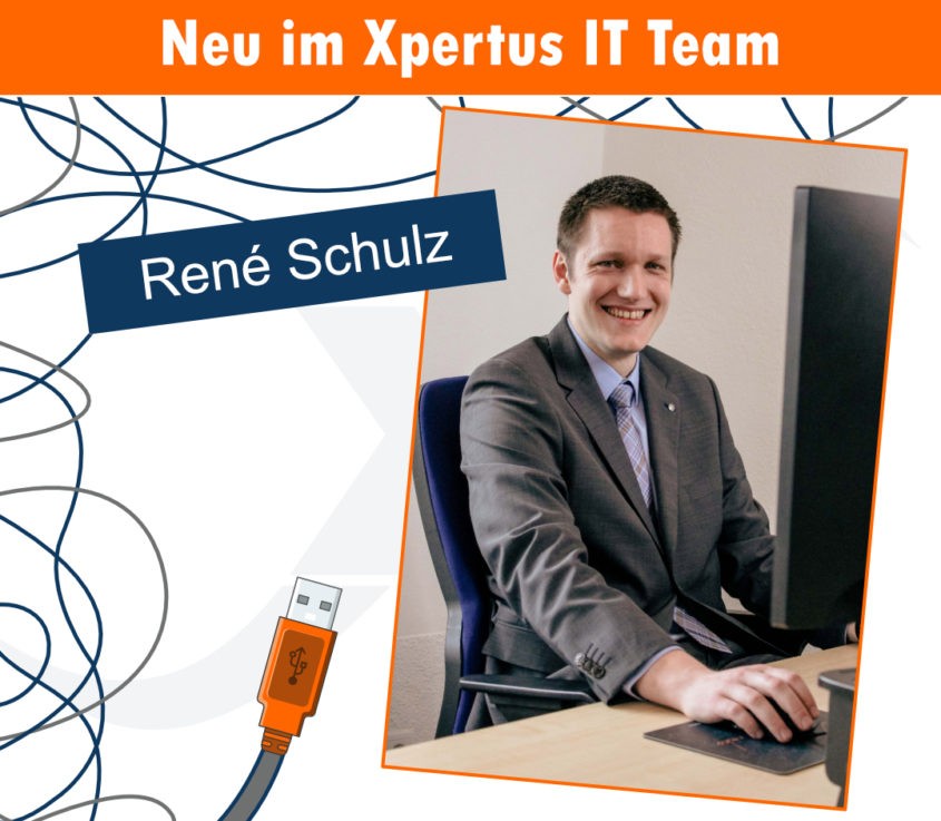 René Schulz, neues Mitglied des Xpertus IT-Teams, lächelt am Schreibtisch vor einem Computer. Er trägt einen Anzug und arbeitet mit einer Maus. Hintergrund mit grafischen Elementen in orange und grau.