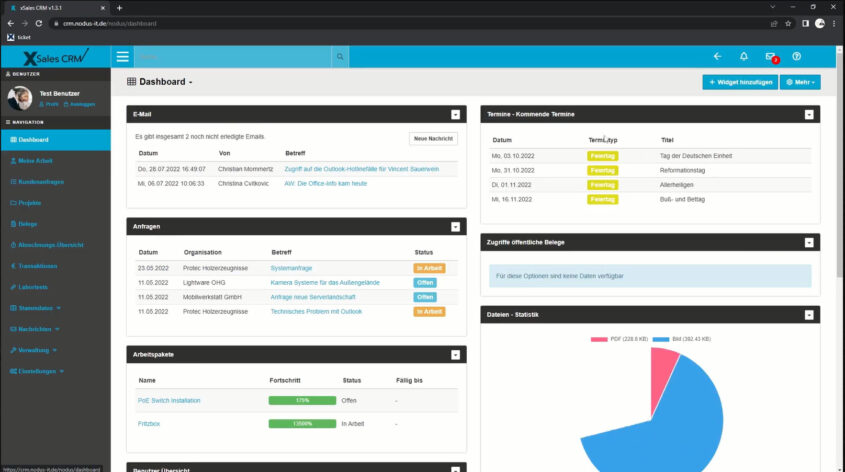 Dashboardansicht des XSales CRM-Systems mit E-Mail-Benachrichtigungen, Anfragen, Arbeitspaketen und Statistiken. Übersicht über unvollendete Aufgaben, bevorstehende Termine und Datenzugriffe.
