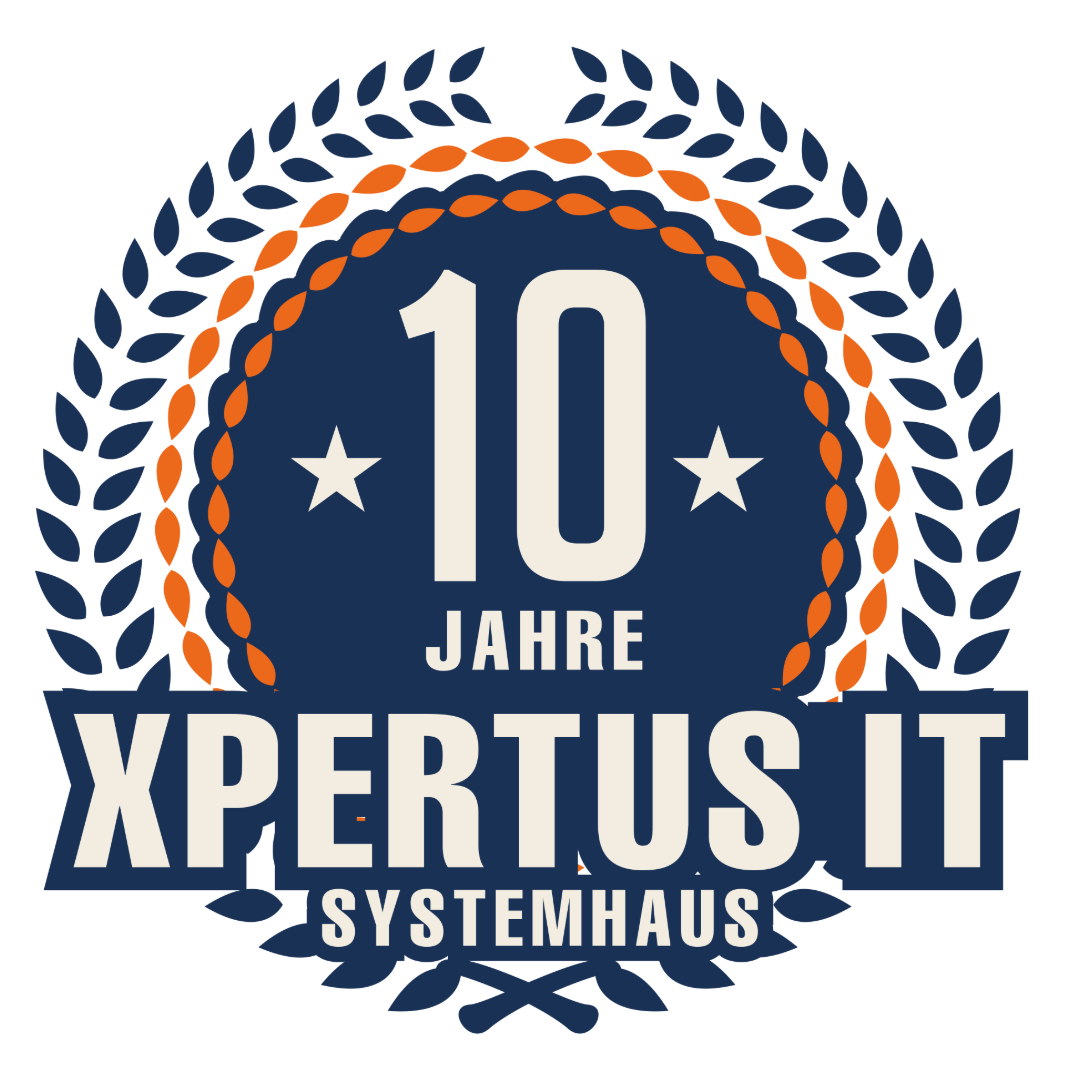 History of Xpertus 3 Logo von Xpertus IT, das das 10-jährige Jubiläum des Systemhauses feiert, mit einem blauen Hintergrund, goldenen Sternen und einem Lorbeerkranz.