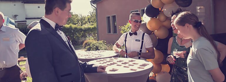 Jubiläumsfeier 20 Ruhiger See mit bewaldetem Ufer im warmen Licht der untergehenden Sonne