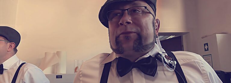 Jubiläumsfeier 22 Außenansicht eines modernen Bürogebäudes mit großer Glasfassade und umliegenden Bäumen