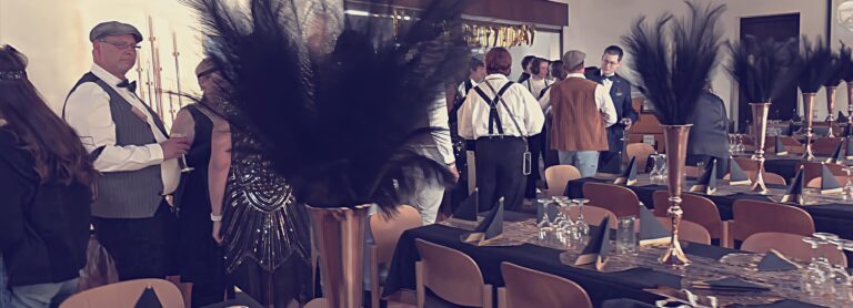Jubiläumsfeier 40 Goldene Sonne geht hinter einer schneebedeckten Alpenkette auf